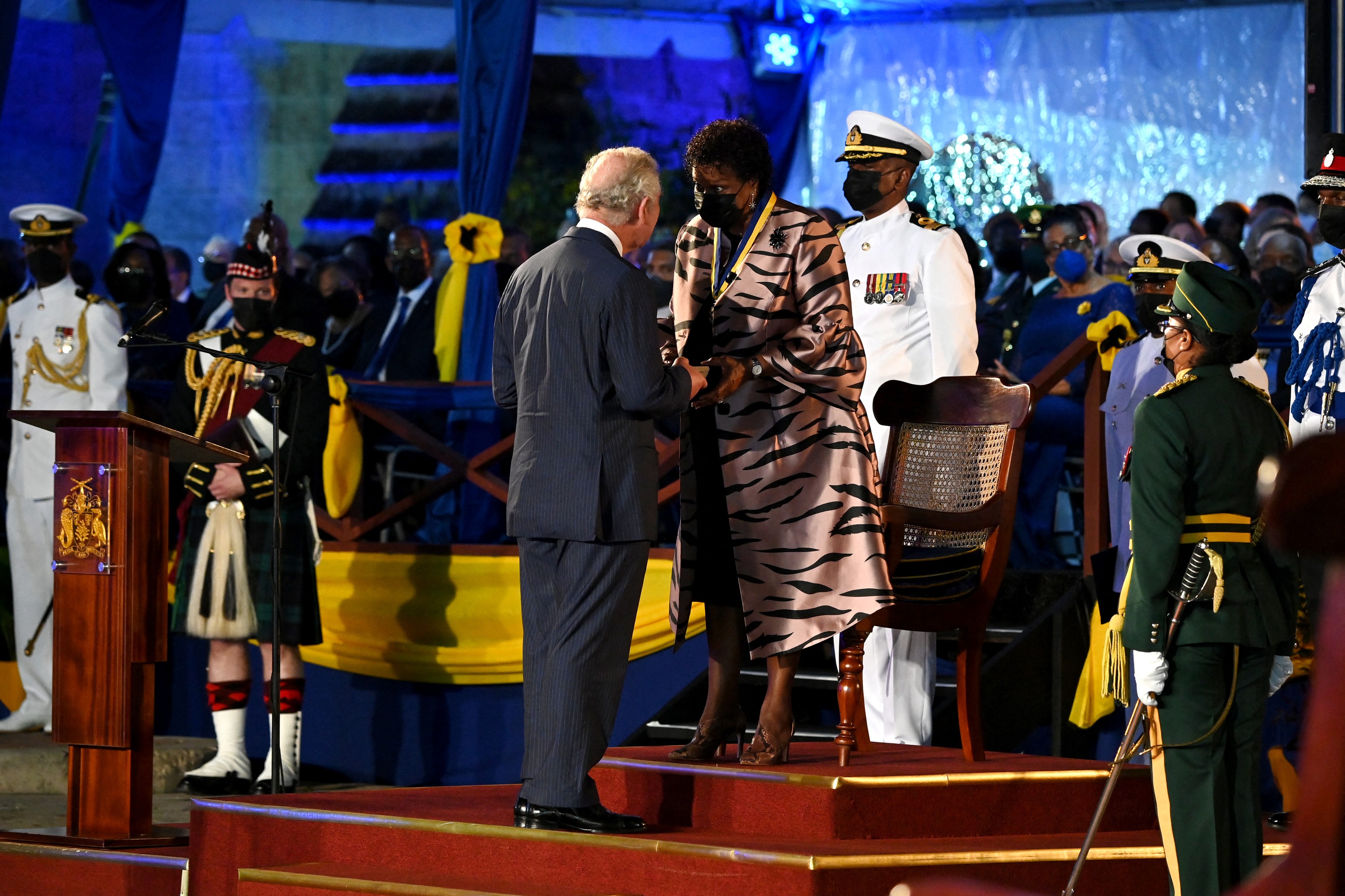 Barbados a devenit republică, înlăturând-o pe regina Elisabeta de la conducere. Prințul Charles i-a ținut locul suveranei la ceremonie