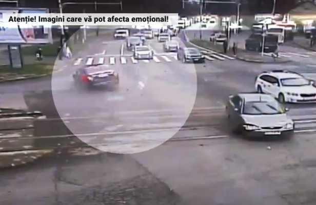 Doi pietoni din Timișoara, loviți pe trecerea de pietoni de o mașină care mergea pe contrasens. Imaginile surprinse de camerele video