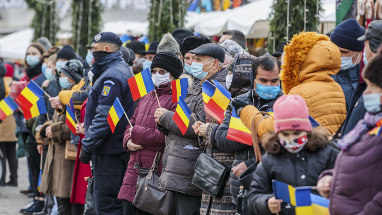 Imagine de la ceremonialul militar și religios organizat cu ocazia Zilei Naționale a României, la statuia Regelui Ferdinand I din fata Primăriei Iași, pe 1 decembrie 2020.