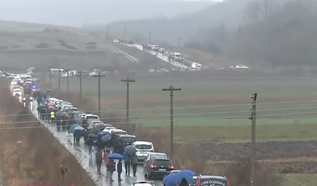 Mii de oameni merg 4 - 5 kilometri pe jos prin ploaie până la peștera Sfântul Andrei. Drumul în zonă e blocat de mașini și autocare