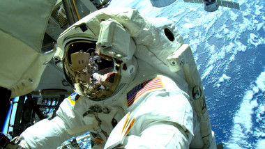 Astronaut ieșit în spațiu la Stația Spațială Internațională