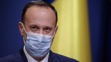 Adrian Câciu cu mască de protecție la guvern.