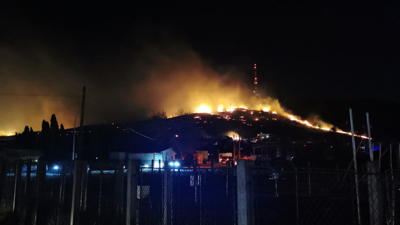 Incendiu puternic pe dealul Pietricica din Piatra Neamț.