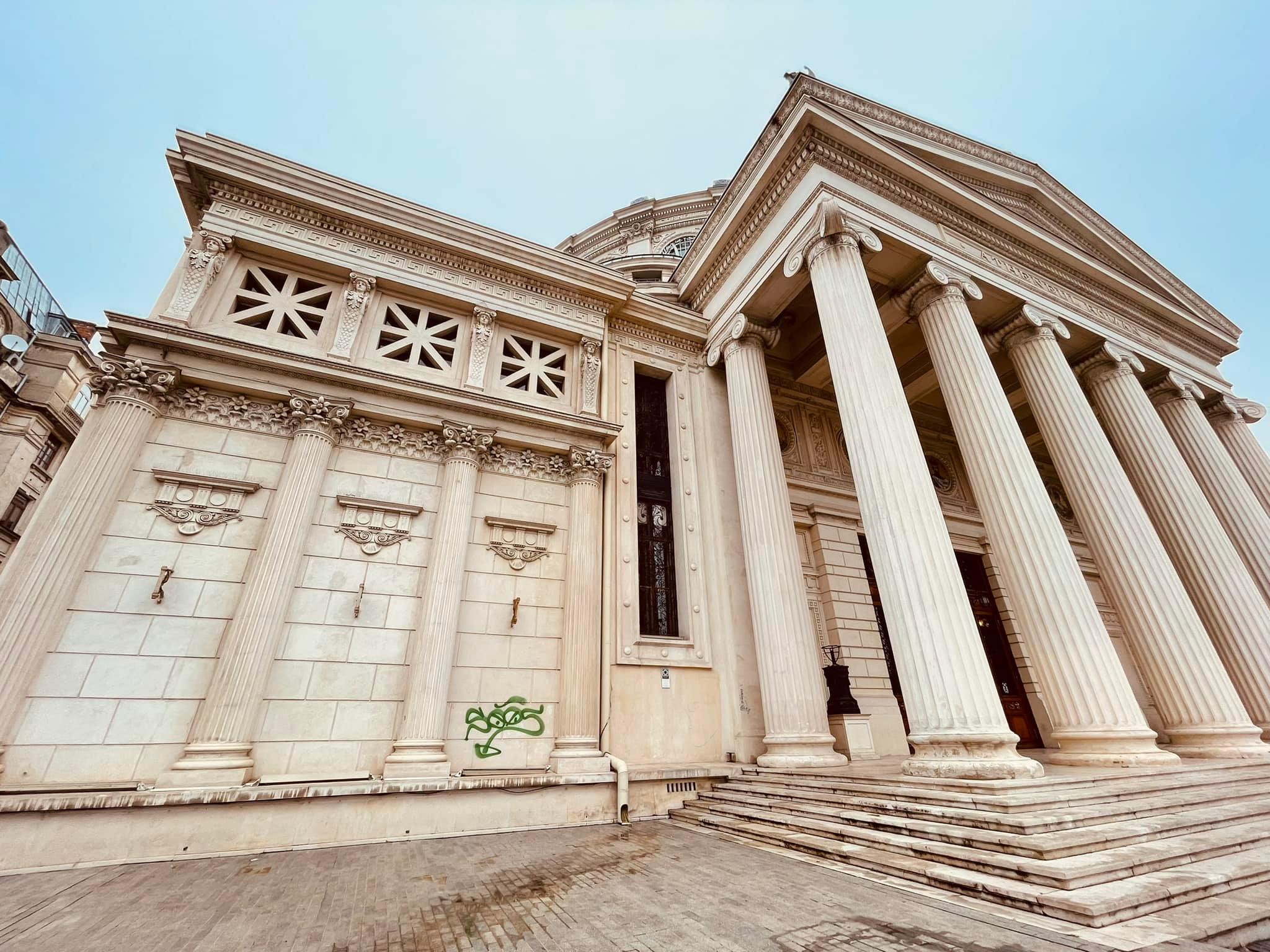 Ateneul, noua victimă a „graffiti tag-urilor”. ARCEN: E nevoie de un regulament ferm care să oprească mutilarea orașului