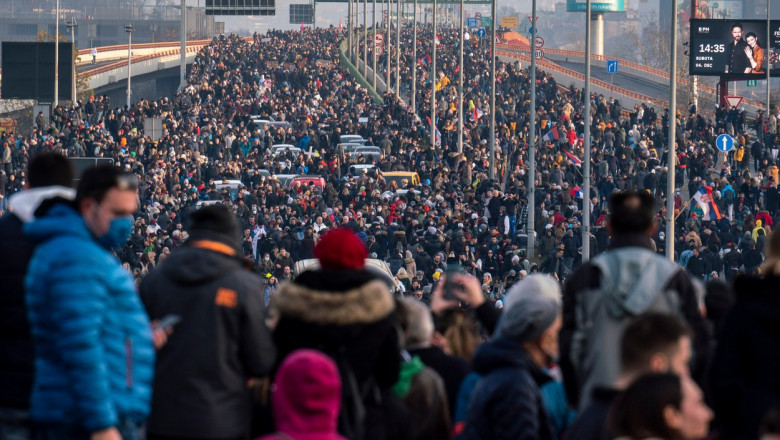 Mii de manifestanţi au blocat sâmbătă în Serbia şosele, autostrăzi şi artere urbane, într-un nou protest la adresa guvernului şi unui proiect