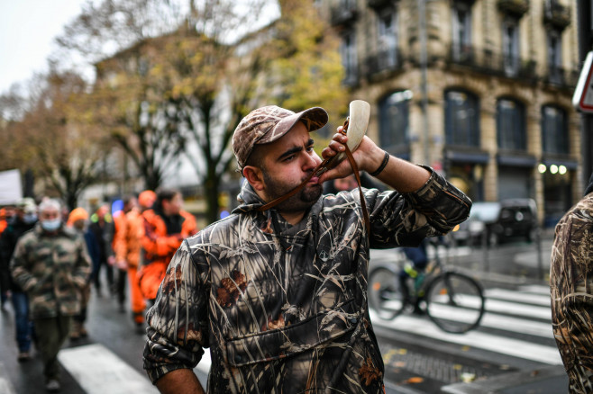 Hunters demontsrate in Bordeaux