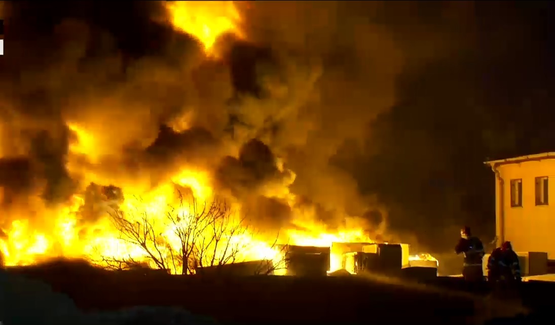 Incendiu violent lângă București. Arde un depozit de materiale reciclabile. Pompierii nu au acces la apă în apropiere