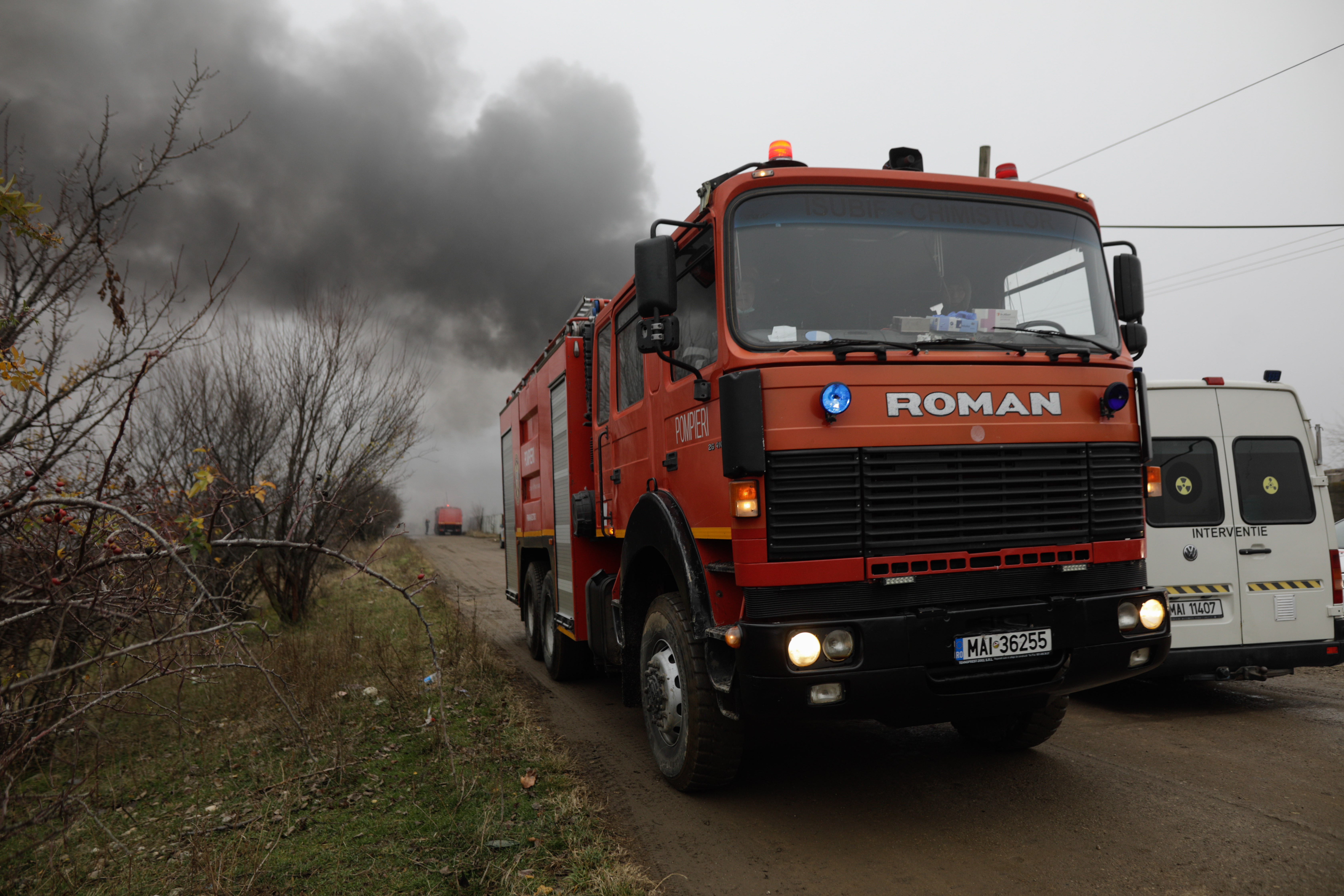 Incendiu la un garaj lipit de un liceu din Gheorgheni. Sute de elevi și de profesori au fost evacuați de urgență