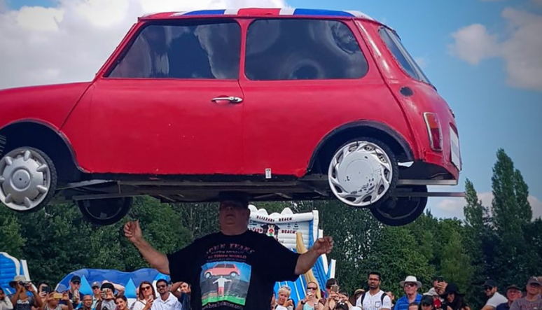 VIDEO. Povestea bărbatului care a ținut un Mini pe cap timp de 33 de secunde