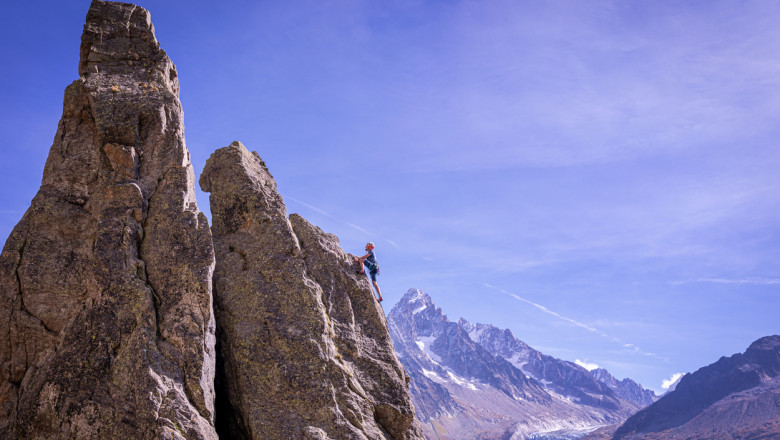alpinist care escaladeaza mont blanc