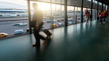 aeroport oameni cu bagaje