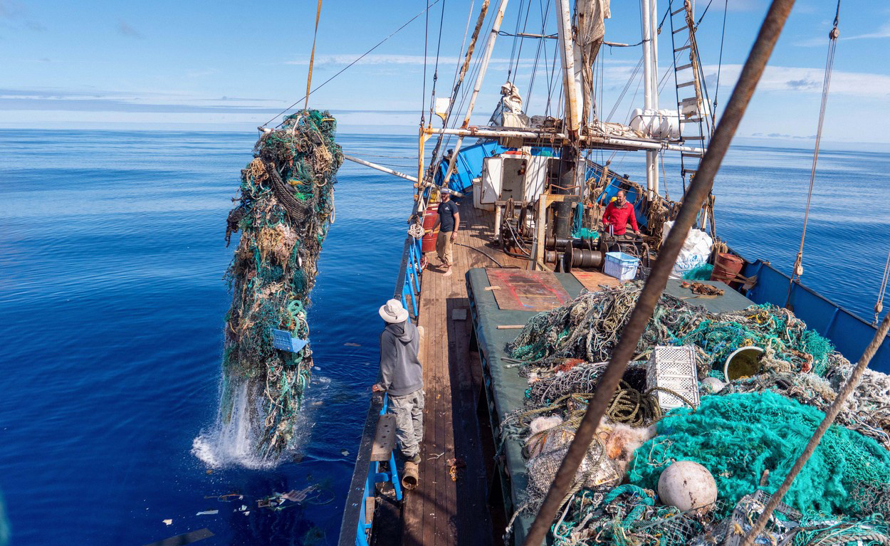 Insulele de gunoi din plastic au devenit casă pentru animalele din ocean. Cercetătorii se tem că ar putea transporta specii invazive