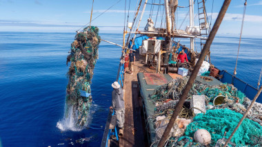 deseuri din plastic scoase din ocean cu vaporul
