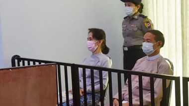 Aung San Suu Kyi (s), alături de fostul președinte al Myanmarului, Win Mynt (d), în sala de judecată.