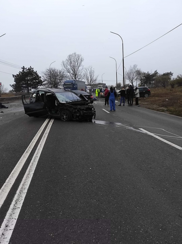 Un om a murit, iar doi au fost răniți într-un accident produs în Galați de un șofer beat, care nu avea permis