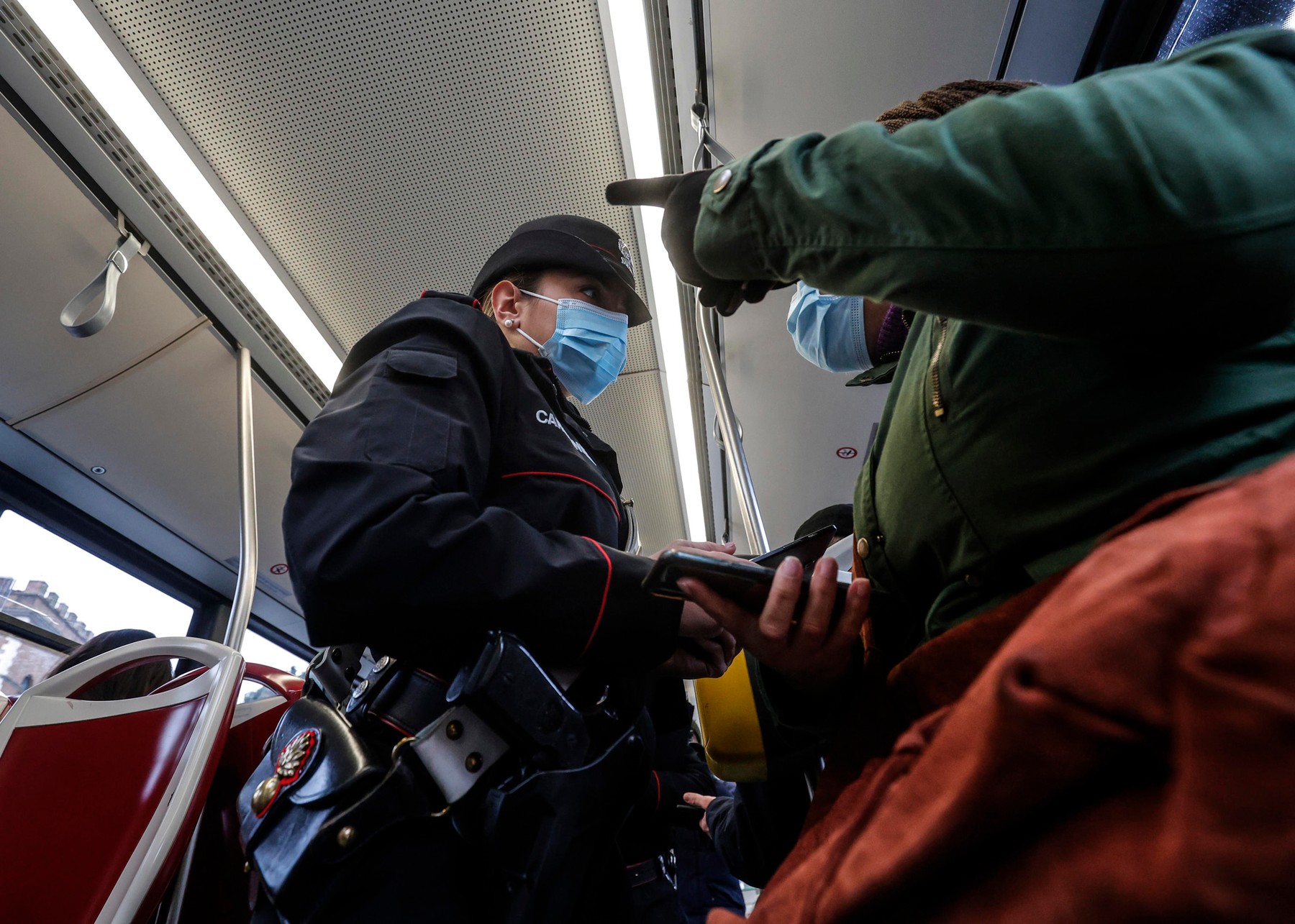 Un român, prima persoană amendată la Roma pentru că nu avea certificatul verde în autobuz