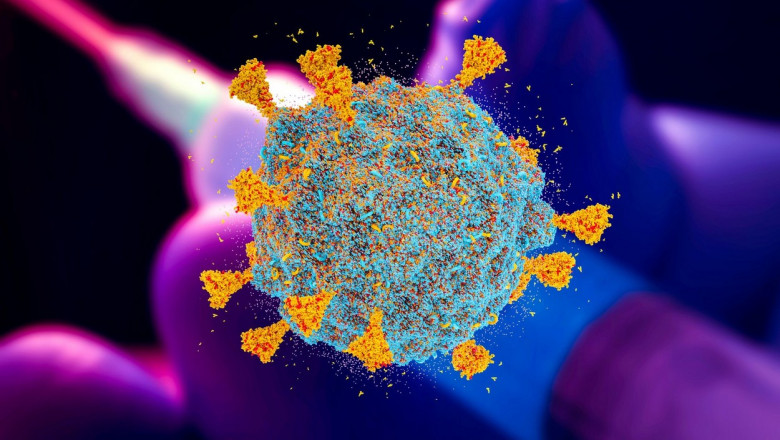 concept grafic cu un coronavirus avand pe fundal o seringă cu vaccin