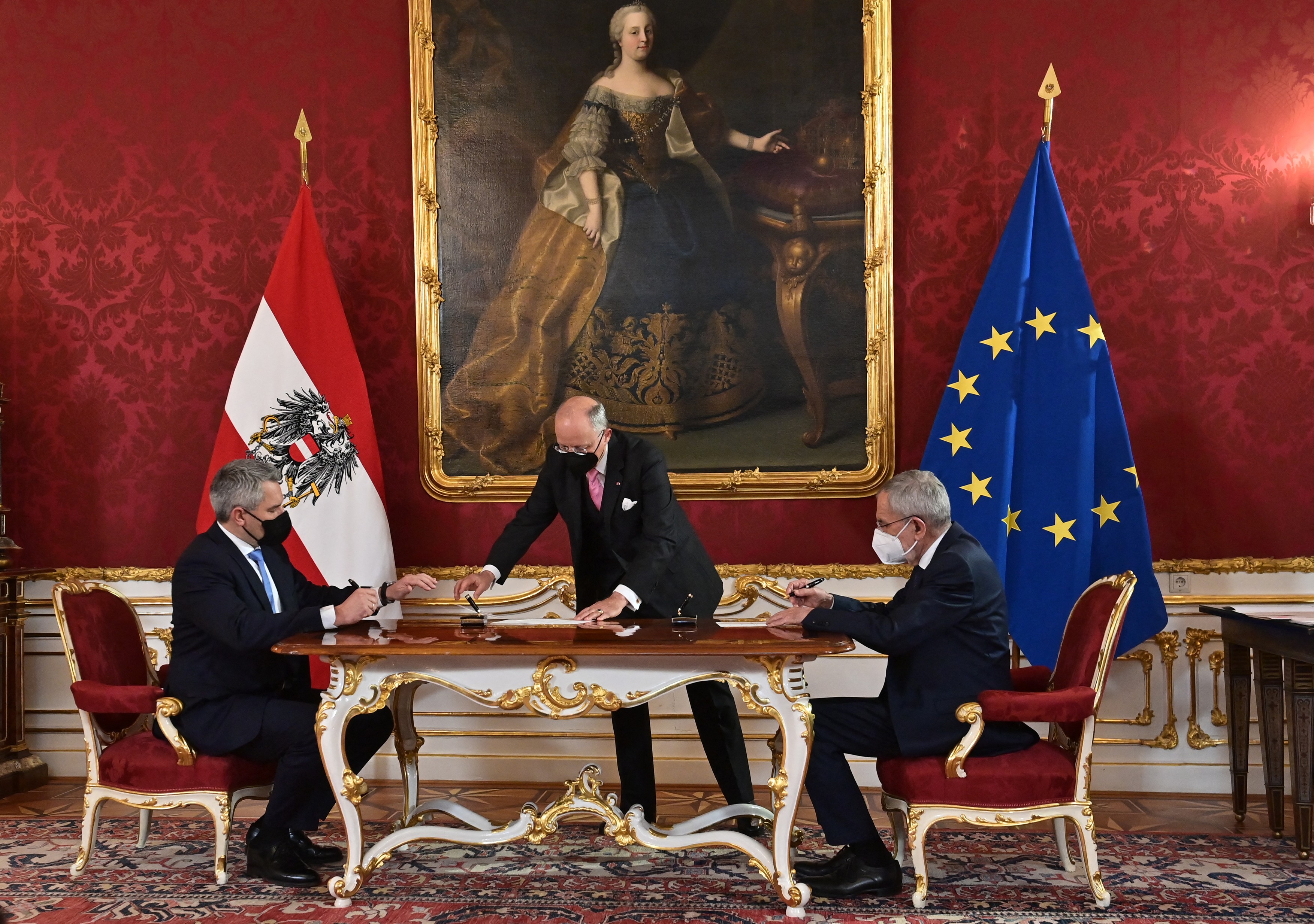 A fost învestit în funcție al treilea cancelar al Austriei din ultimele luni.  Cât de grea este misiunea lui Karl Nehammer