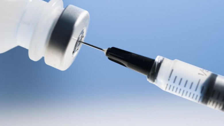 O seringă este umplută cu ser dintr-o doză de vaccin.