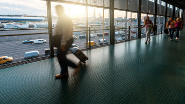 calatori care merg cu bagaje prin aeroport