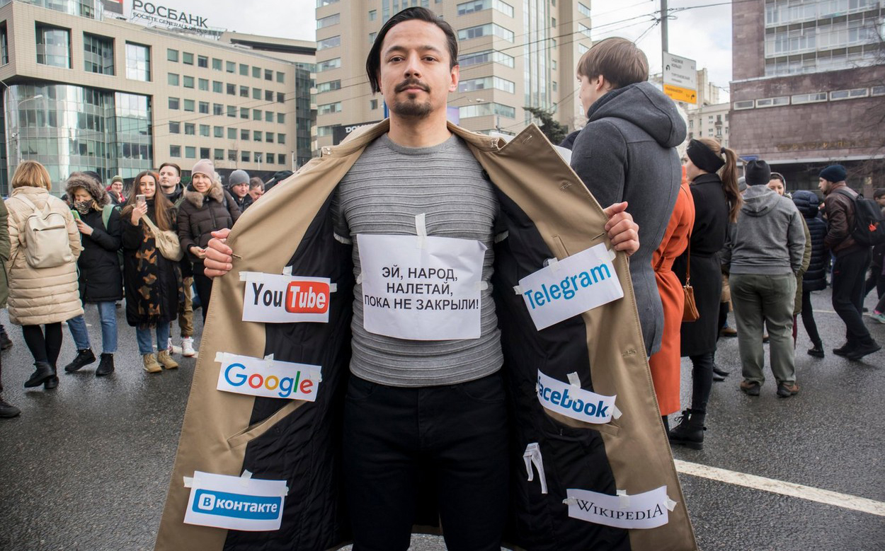 Rusia încetinește viteza de internet a giganţilor IT care nu au reprezentanță locală. „Închiderea este ultima soluţie”