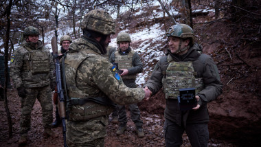 volodimir zelenski cu veste antiglont si casca in vizita la trupele ucrainene din donbas