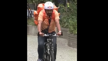 Syed Ahmad Shah Saadat barbat pe bicicleta, imbracat in portocaliu