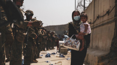 afganistan evacuare femeie copil soldati zid