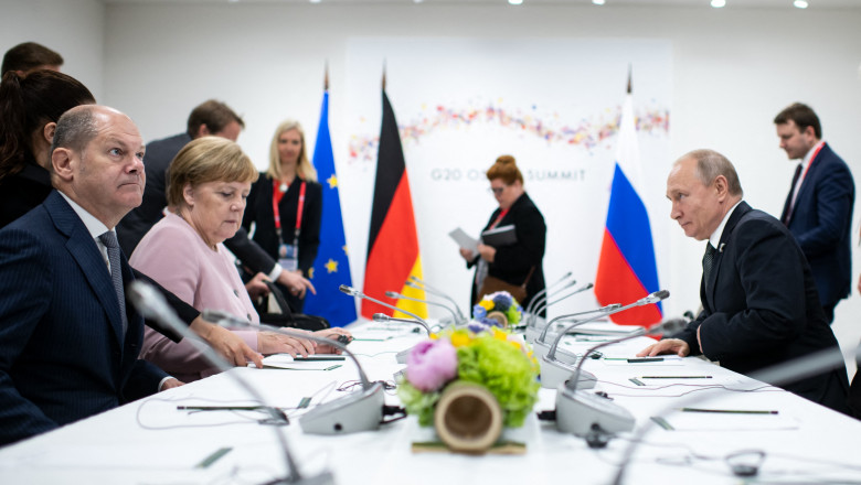 Olaf Scholz, Angela Merkel și Vladimir Putin la întâlnire g20