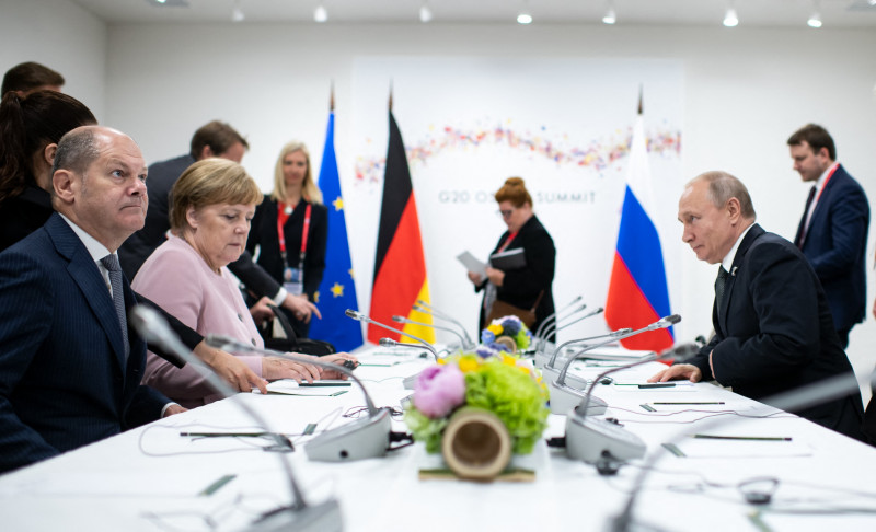 Olaf-Scholz-Angela-Merkel-Vladimir-Putin