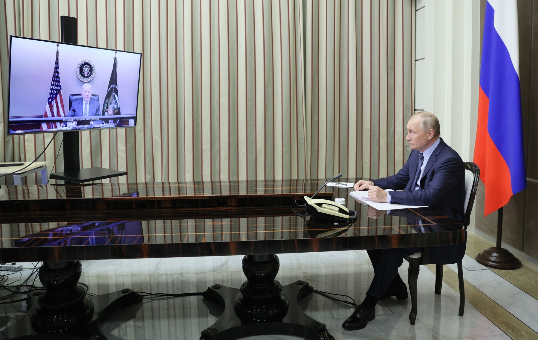 Joe Biden și Vladimir Putin discută azi la telefon despre Ucraina. Putin ceruse ca dialogul să aibă loc luni