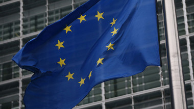 Drapelul UE ăn fața sediului Comisiei Europene.