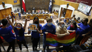 Activiștii pentru drepturile comunității LGBTQ se bucură în Parlamentul din Chile după adoptarea proiectului de lege.