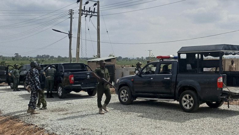 Soldați nigerieni patrulează o zonă de conflict