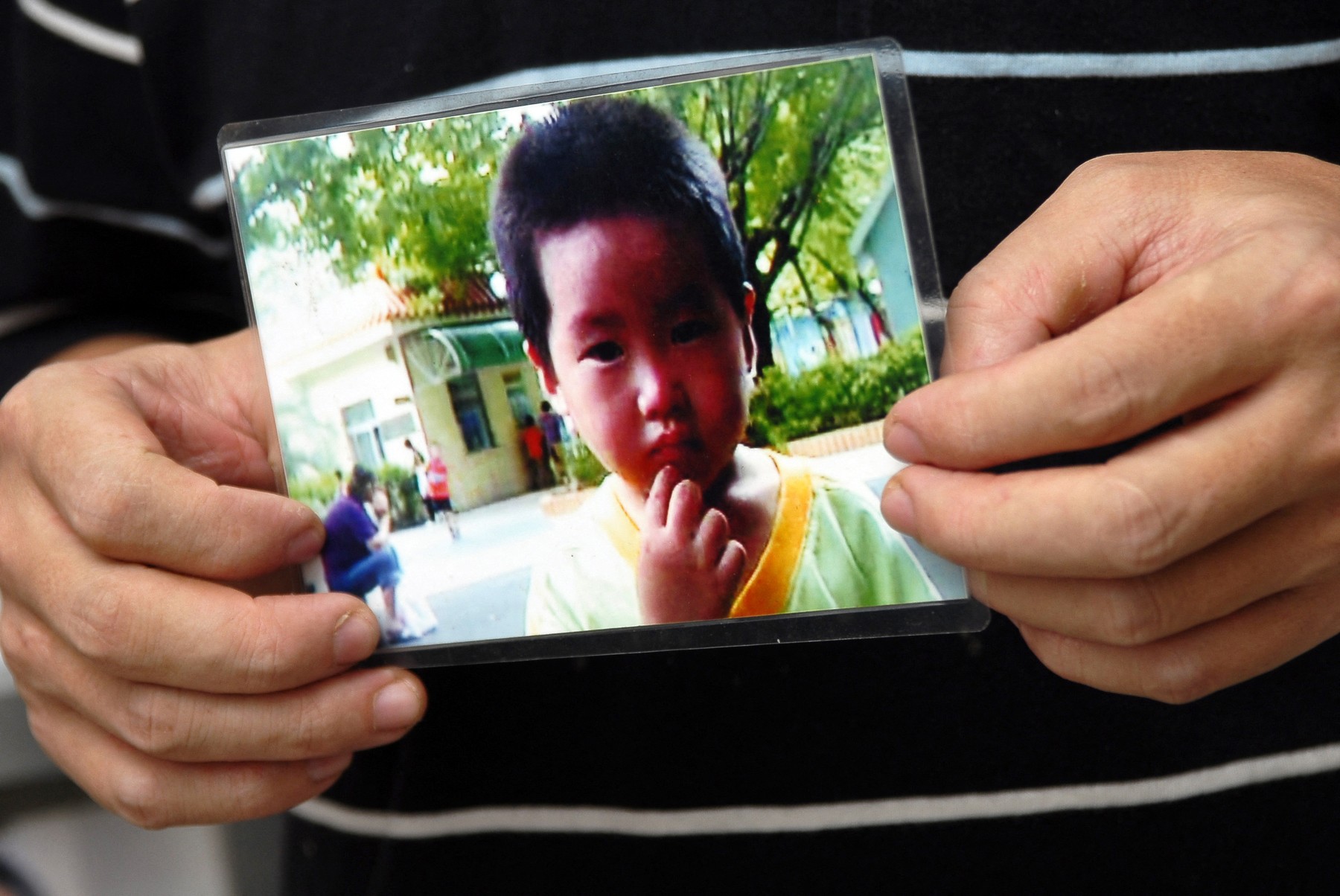 Un cuplu din China s-a reunit cu băiatul răpit în urmă cu 14 ani. Povestea emoționantă a inspirat un film de succes
