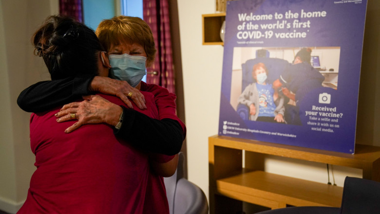 Prima persoană vaccinată din lume o îmbrățișează pe asistenta care a vaccinat-o