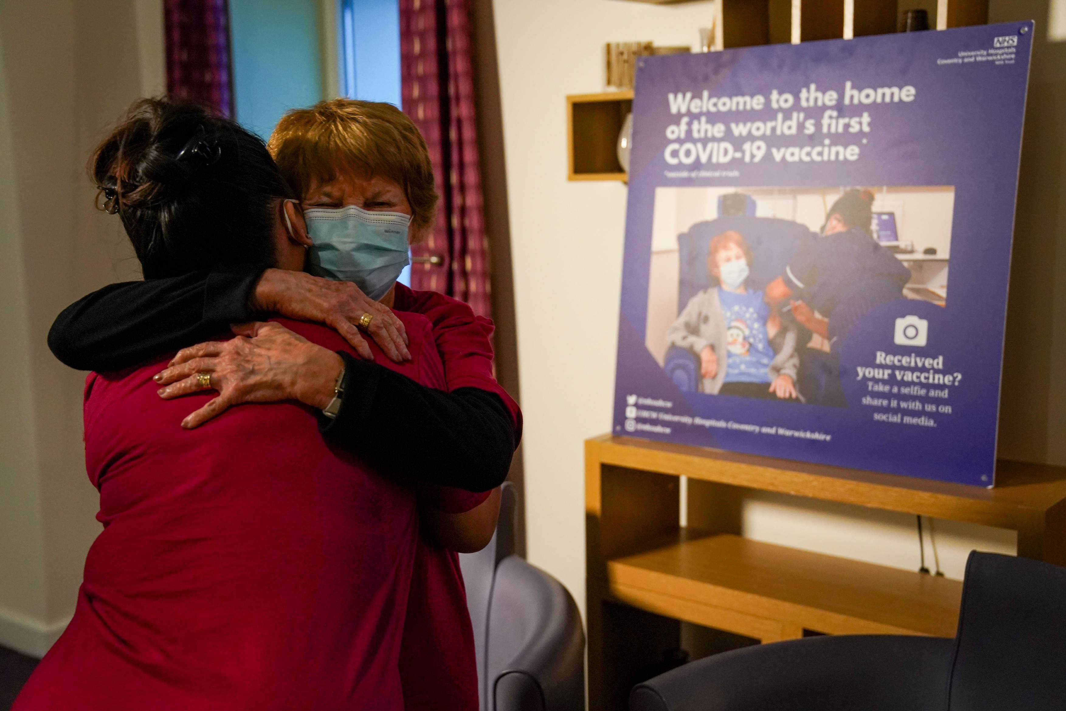 A trecut un an de la prima vaccinare anti-COVID-19 din lume. Pacienta: „A fost minunat. Sunt foarte fericită că m-am vaccinat”