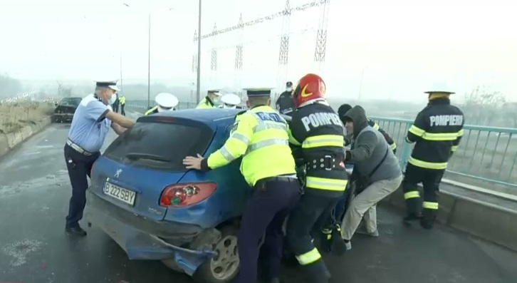 Unele mașini au fost atât de avariate în carambolul de pe podul Sălăjan, că șoferii le-au lăsat acolo. Au fost mutate de polițiști