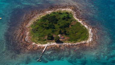 Imagine sugestivă cu o insulă din Marea Mediterană.