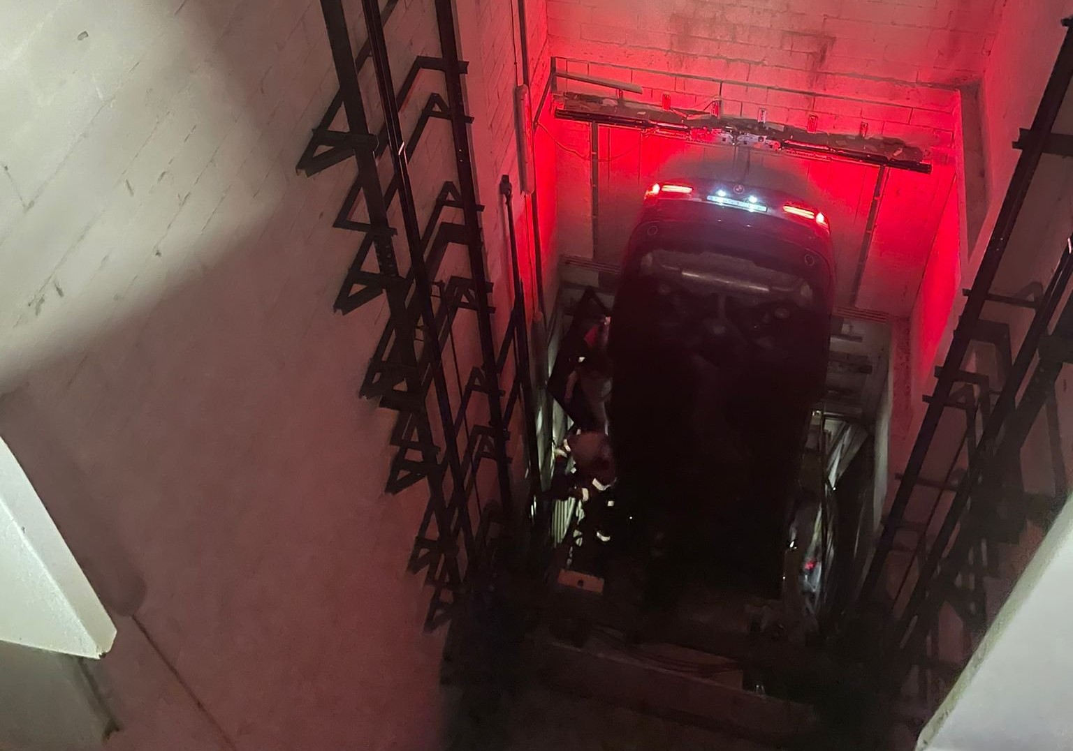 6 oameni răniți după ce o mașină a căzut în puțul unui lift din parcarea unui hotel, în Spania