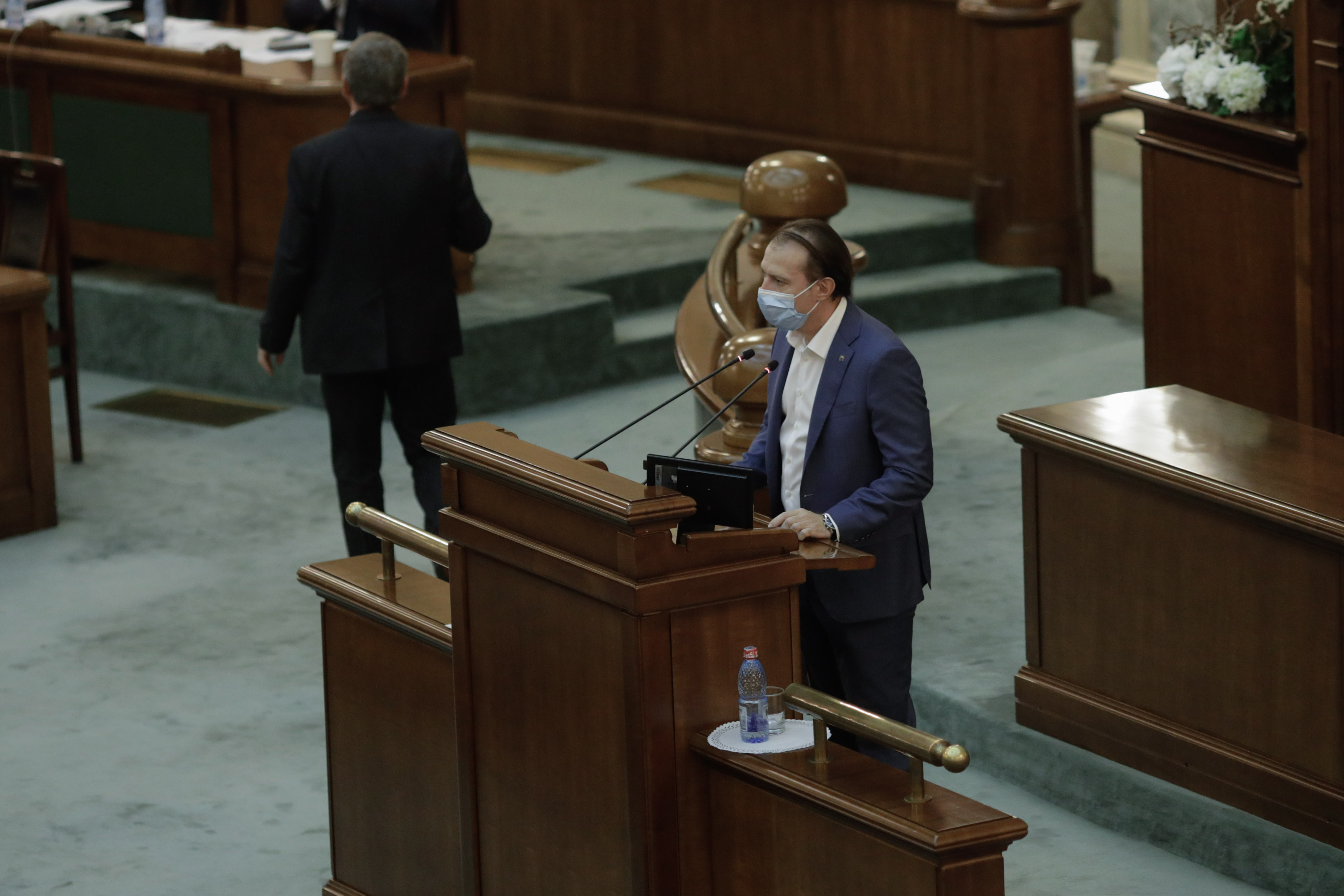 Cîțu se plânge că e frig în Parlament din cauza lui Nicușor Dan: „Stăm fresh”