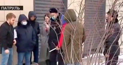 Momentul în care o tânără sare de la etajul 4 pentru a scăpa de violatorul ei, filmat. În apartament au mai fost găsite 2 femei legate