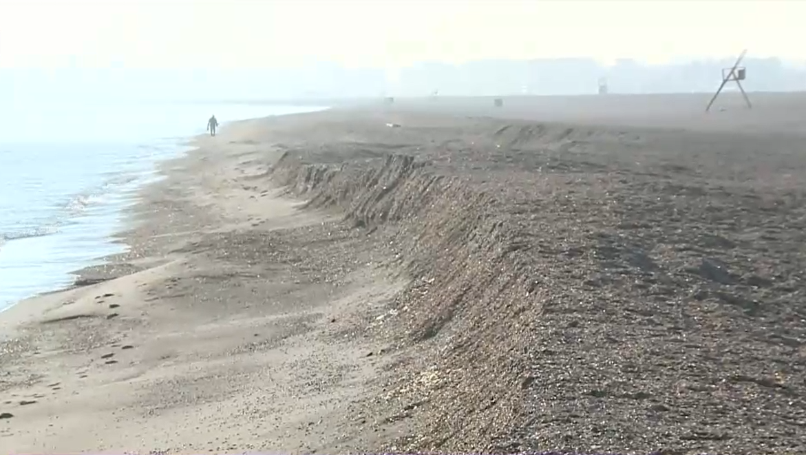 Plaja din Mamaia care i-a nemulțumit pe turiști începe să se îngusteze. În 3 ani, 40 de metri de plajă vor dispărea în mare