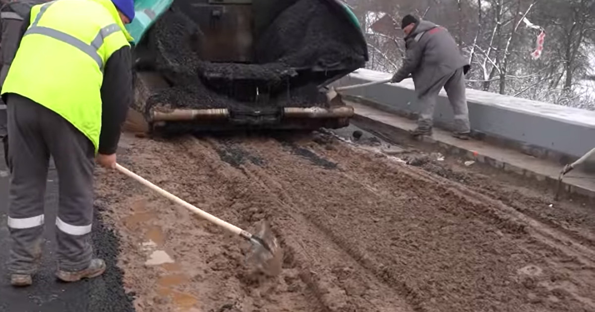 Drum național asfaltat peste noroi. „Trebuie să turnăm niște asfalt, să fie... Dacă nu va rezista, îl dăm afară”