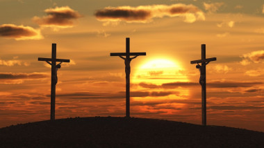 trei oameni crucificati cu apusul pe fundal