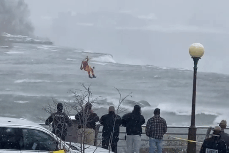 O femeie a murit după ce a căzut cu mașina în Cascada Niagara. Operațiune dramatică de salvare a Gărzii de Coastă