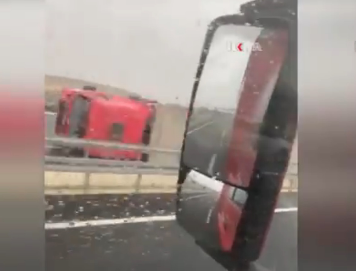 Turcia, devastată de o furtună care a prăbușit minarete și a blocat autostrăzi cu camioane răsturnate de vânt. Cinci oameni au murit