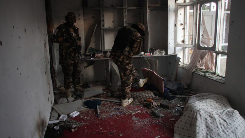 talibani cauta intr-o casa persoane ascunse