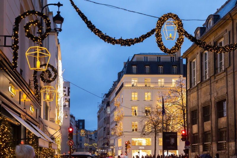 People shopping for Christmas in the chic district of rue du Faubourg Saint Honore.