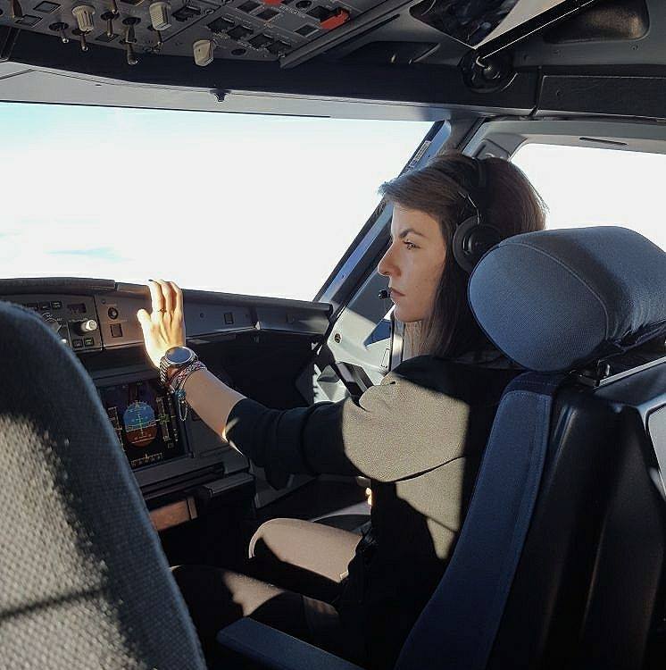 Cum e să fii femeie pilot în România: "Reacțiile oamenilor sunt diverse, îmi place să-i văd cum își dau coate și zâmbesc"